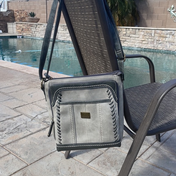 B.O.C. Born Concepts Womens Foakley Gray Faux Suede Crossbody Handbag NWOT - Picture 1 of 10